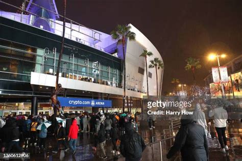 3,493 Lakers Fans Staples Center Stock Photos, High-Res Pictures, and ...