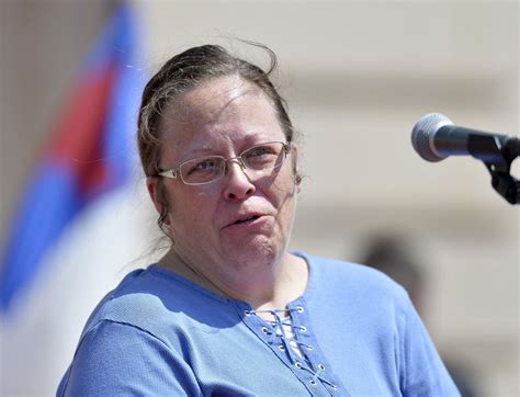 Kentucky clerk Kim Davis defies Supreme Court gay marriage ruling - al.com