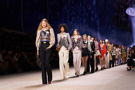 ARE FASHION SHOWS STILL RELEVANT? - University of Fashion Blog