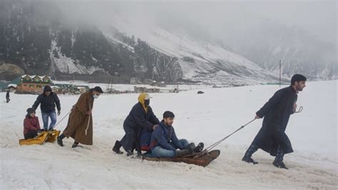 Fresh rains and snowfall in Kashmir since early Friday morning | Latest ...