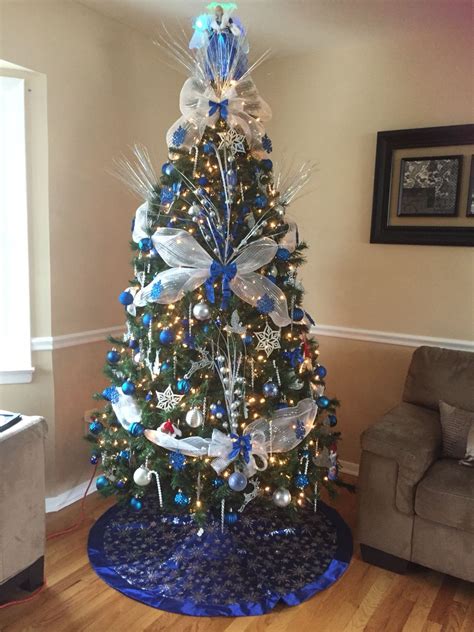 Royal blue, white and silver christmas tree. Love the color combination! | Ribbon on christmas ...