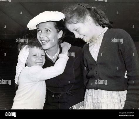 RITA HAYWORTH hugs her daughters YASMIN KHAN (L) and REBECCA WELLES Stock Photo: 69300834 - Alamy