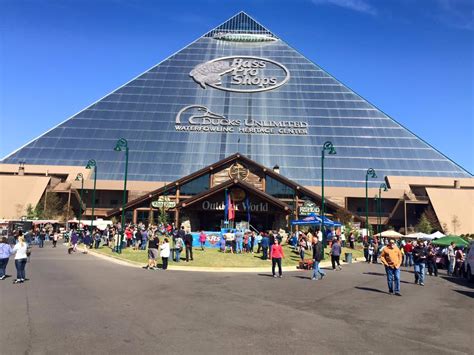 Memphis Bass Pro Shops pyramid one of the world's largest - Business ...