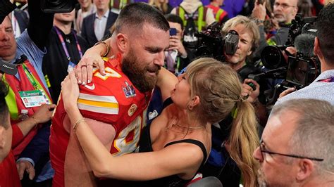 Travis Kelce spotted dancing in star-studded group at Taylor Swift's Paris show | Fox News