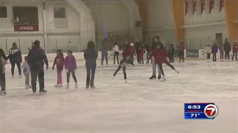 Panthers ice rink offers free skating lessons to federal employees ...