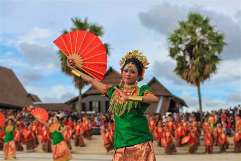 Tari Kipas Pakarena Asal Sulawesi Selatan: Sejarah, Gerakan, dan ...