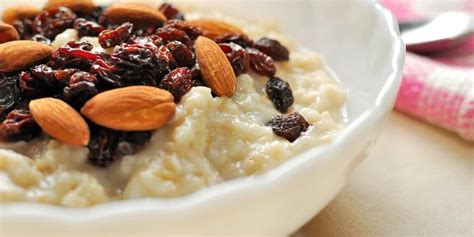 Oatmeal with shredded apple and cinnamon