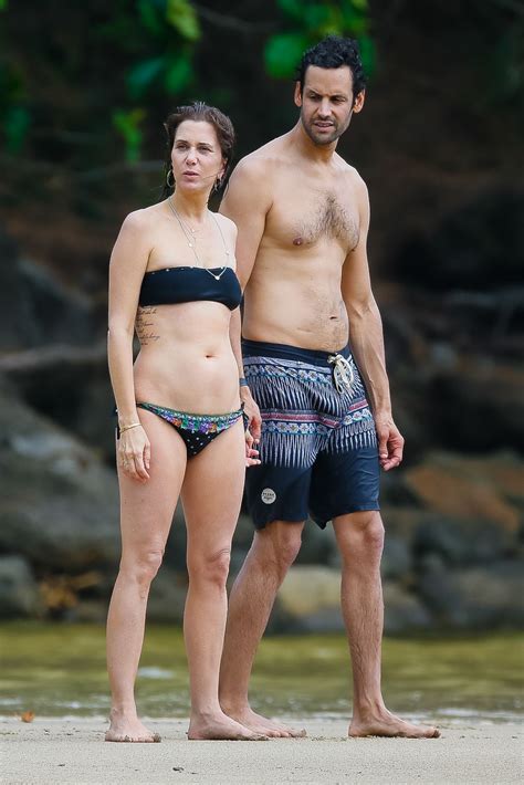 Kristen Wiig Showed Off Her Bikini Body - Beach in Kaui, Hawaii 5/4 ...