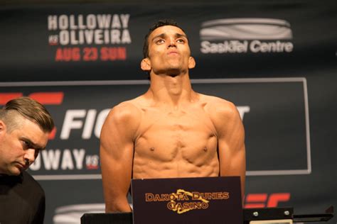 Charles Oliveira Sherdog : Charles "do Bronx" Oliveira MMA Stats ...