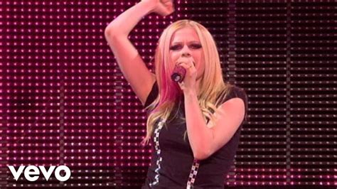 Avril Lavigne - Girlfriend (Live) - YouTube