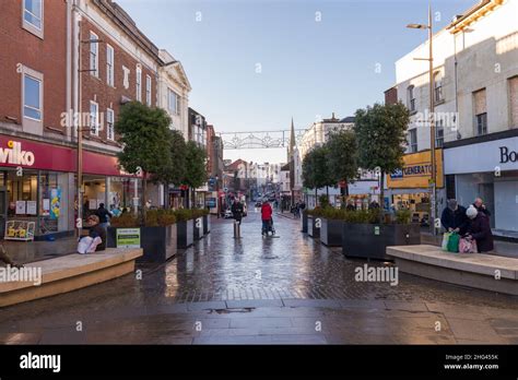 Shoppers in the High Street in Dudley town centre, West Midlands Stock ...