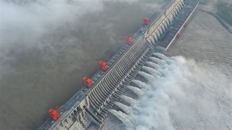 Live: Three Gorges Dam discharges its largest flood peak三峡枢纽开启11孔泄洪 - YouTube