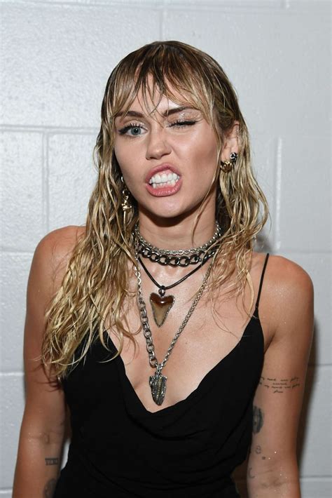 Miley Cyrus - Backstage photoshoot at the 2019 MTV Video Music Awards -01 | GotCeleb