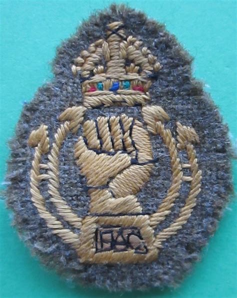 A ROYAL ARMOURED CORPS KINGS CROWN ARM BADGE