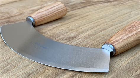 Mincing knife with wooden handle