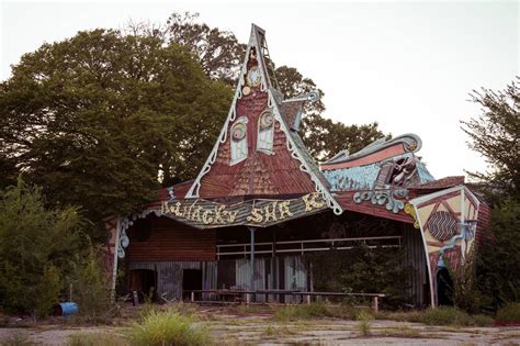 The "Wacky Shack" at the abandoned Williams Grove Amusement Park [2333 x 1555] : r/AbandonedPorn