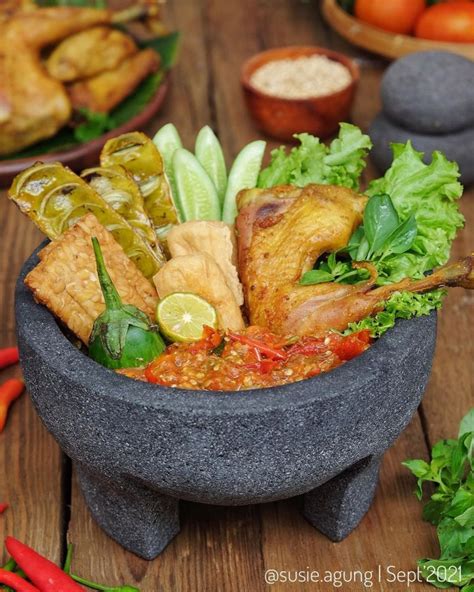 Bukan Rahasia Lagi! Ternyata Ini Resep Nagihnya Ayam Goreng Penyetan Khas Kaki Lima - Resep Kekinian