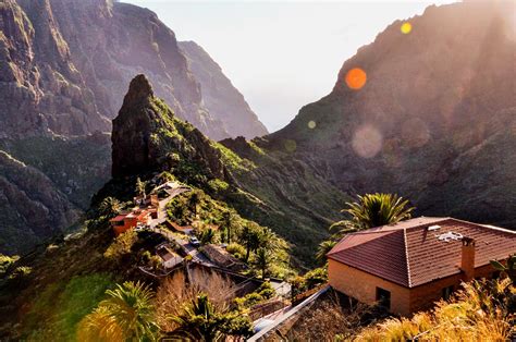 Masca - Tenerife: gola, villaggio e tortuosa strada di montagna ...