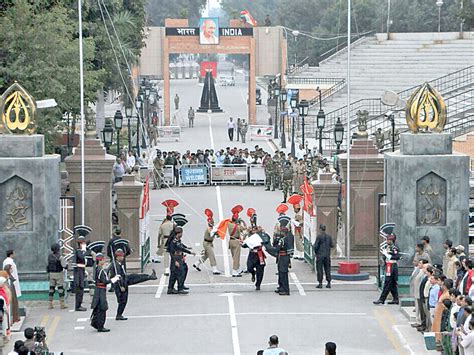 ‘Drunk’ Indian rams vehicle into Wagah-Attari gate