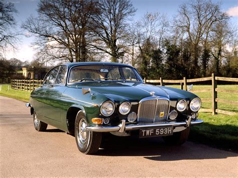 Jaguar XJ6 in dark green Jaguar Auto, Jaguar (cars), Limousine, Classic ...