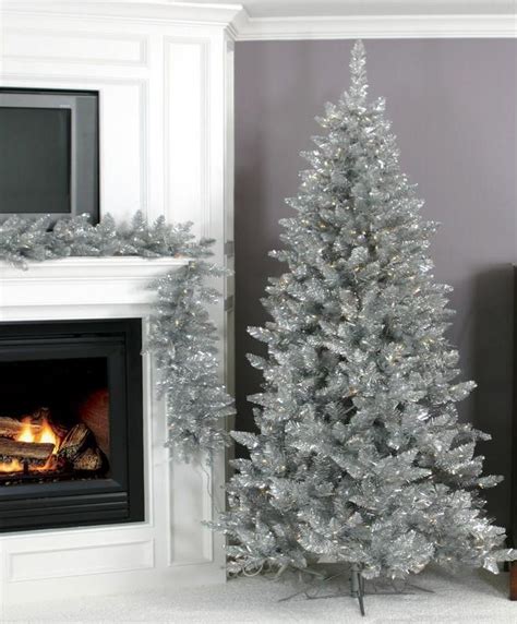 21 Silver Christmas Tree Décor Ideas - DigsDigs