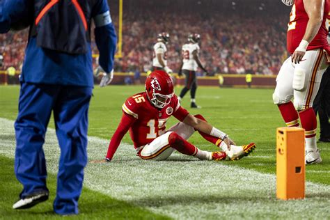 Patrick Mahomes injury update: Chiefs QB returns after being helped off ...