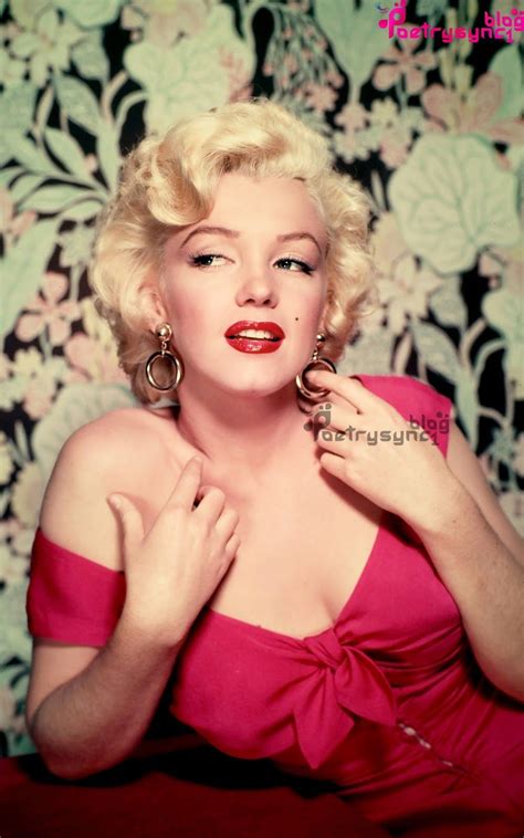 Marilyn Monroe In Red Dress With Her Basic Information. Marilyn Monroe Kunst, Estilo Marilyn ...