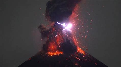 Krakatoa puts on incredible display of volcanic lightning | Fox News