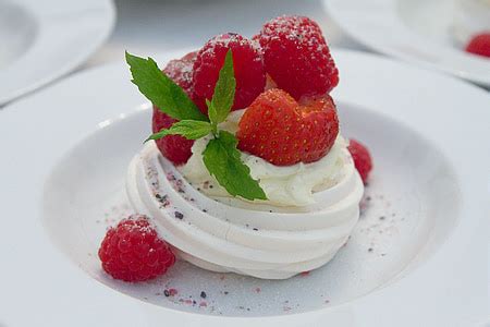 Royalty-Free photo: Strawberry cake on white plate near stainless steel cake server | PickPik