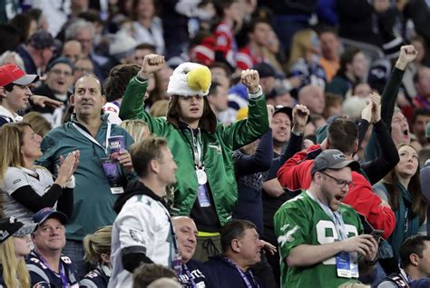 Watch Philadelphia Eagles fans sing 'Fly Eagles Fly' during Super Bowl ...