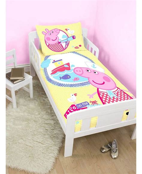 This official junior bedding set is a must for young Peppa Pig fans! The fun design features ...