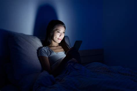 Blue light and how it influences sleep and skin | Mibelle Biochemistry