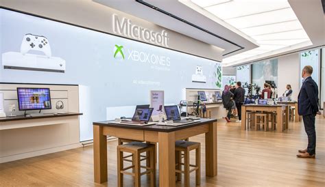 Microsoft to Close All Retail Stores Permanently, Focus Online - Bloomberg