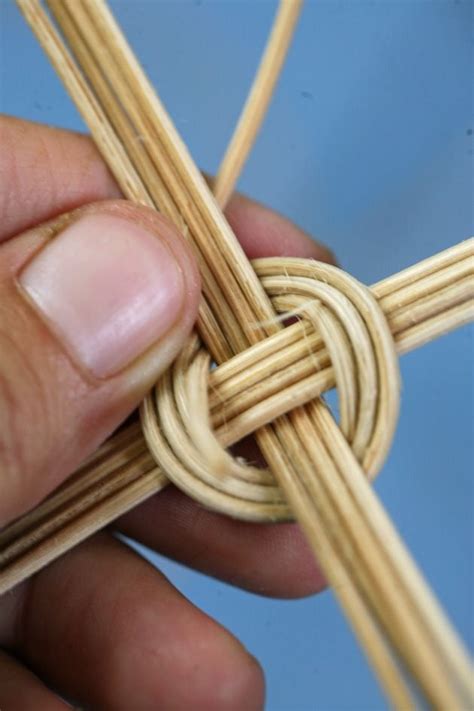 Join me for a picture tutorial on how to weave a simple reed round ...