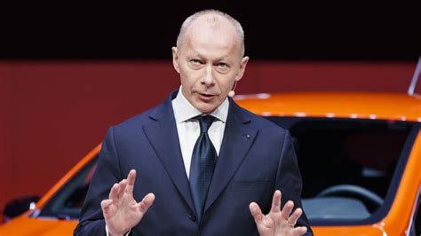 Renault Ousts CEO to ‘Breathe New Life’ Into Nissan Alliance