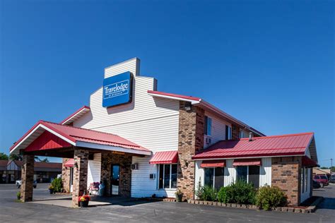 Travelodge by Wyndham Escanaba | Escanaba, MI Hotels