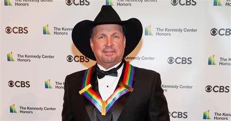 Garth Brooks Reveals His Weight Loss at New Concert