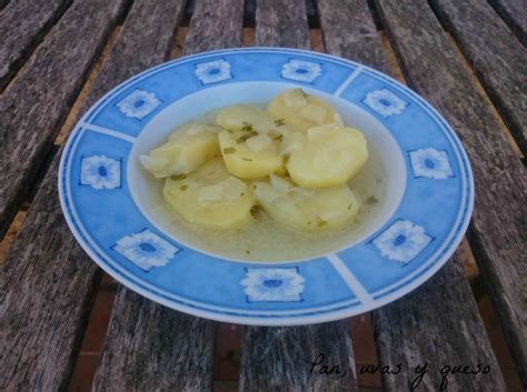 Patatas guisadas en salsa verde (tradicional o Crock-Pot) - Pan, uvas y queso