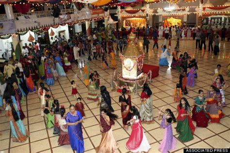 5 Reasons Why You Should Go To A Garba Raas Dance During The Hindu ...