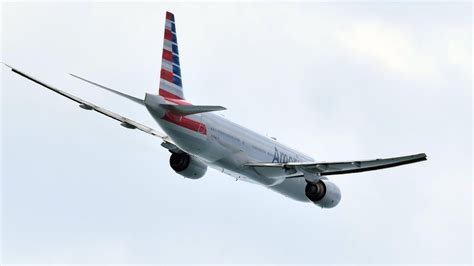 American Airlines Flight Safely Returns to Airport After Bird Strike ...