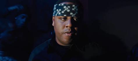 The black bandana that Biggie Smalls (Jamal Woolard) is wearing in the movie All Eyez on Me ...