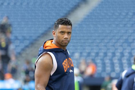 Russell Wilson Worked Out On Plane During 8-Hour Flight, Social Media ...