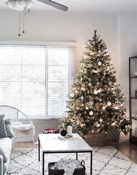 55 Small Apartment Christmas Decor Ideas - Decortutor.com | Cool christmas trees, Christmas ...