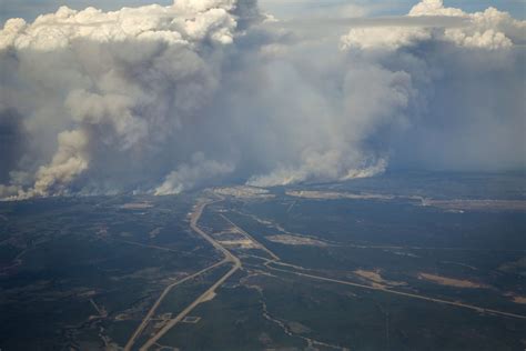 Forest fires rage in Fort McMurray, Alberta