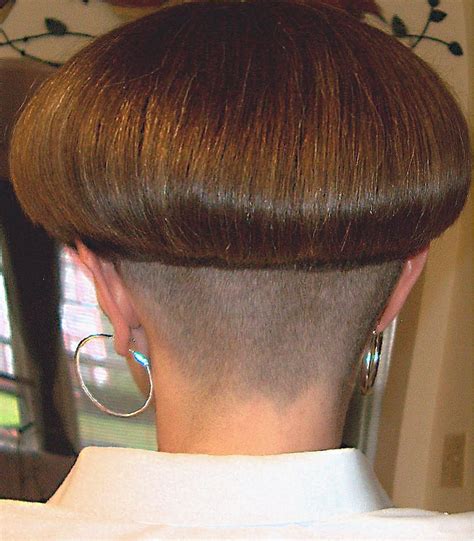 Pin auf bowl and mushroom cuts | Rasierte haare, Rasierter nacken, Bob frisur