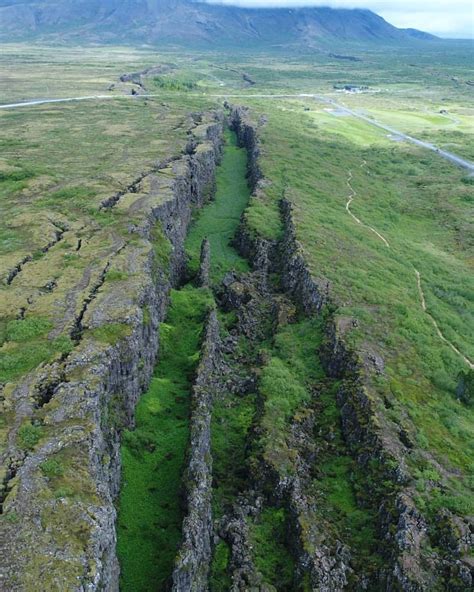 Mid-Atlantc Ridge on Iceland (Thingvellir National Park) 😍 The Mid-Atlantic Ridge is a mid-ocean ...