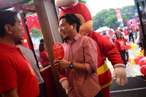 IN PHOTOS: Jollibee opens its 1,000th store