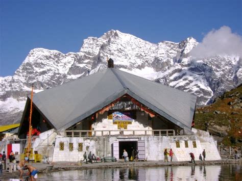 More than 7000 Devotees Reach Sri Hemkunt Sahib on First Day of Its Opening | Sikh24.com