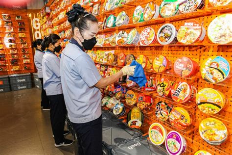 Bangkok instant noodle shop draws thousands of teens | Thaiger