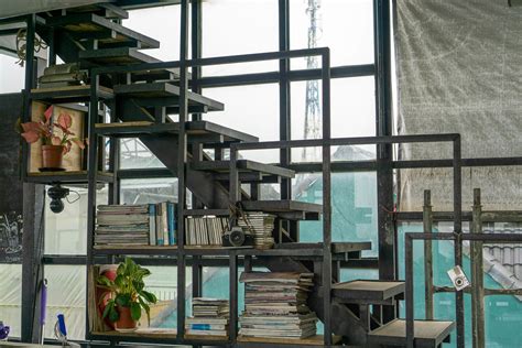 Books, Plants and Decorations in a Bookshelf under Stairs - Creative Commons Bilder